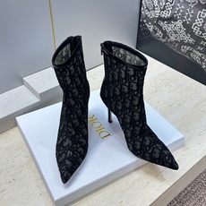 Dior 迪奥 2026春夏走秀新款Adiorble及裸女短靴 CD 字母logo时尚电绣图案高跟尖头后拉链马丁靴 市面 Dior 迪奥 2026春夏走秀新款Adiorble及裸女短靴 CD 字母logo时尚电绣图案高跟尖头后拉链马丁靴 市面