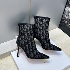 Dior 迪奥 2026春夏走秀新款Adiorble及裸女短靴 CD 字母logo时尚电绣图案高跟尖头后拉链马丁靴 市面 Dior 迪奥 2026春夏走秀新款Adiorble及裸女短靴 CD 字母logo时尚电绣图案高跟尖头后拉链马丁靴 市面