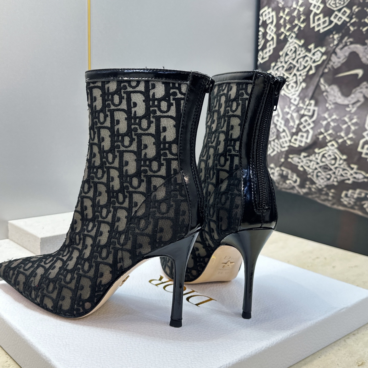 Dior 迪奥 2026春夏走秀新款Adiorble及裸女短靴 CD 字母logo时尚电绣图案高跟尖头后拉链马丁靴 市面 Dior 迪奥 2026春夏走秀新款Adiorble及裸女短靴 CD 字母logo时尚电绣图案高跟尖头后拉链马丁靴 市面