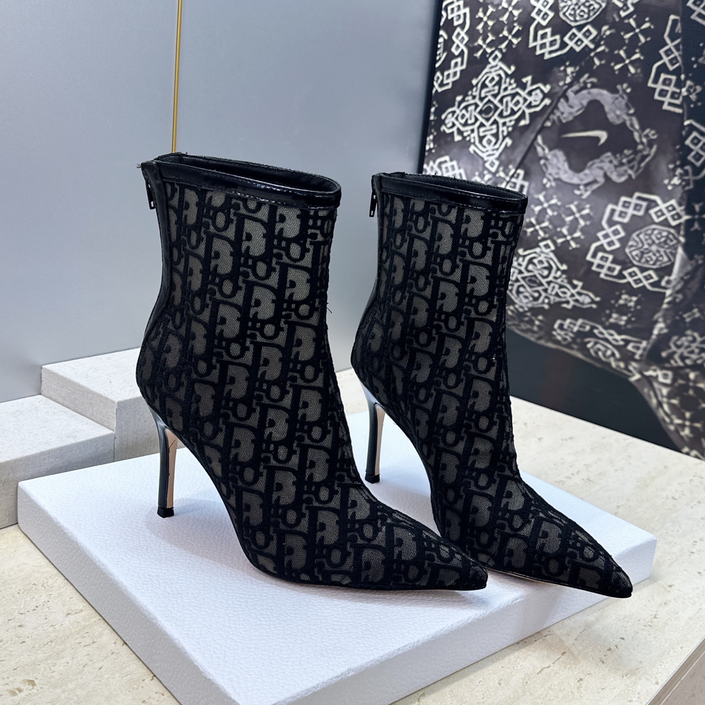 Dior 迪奥 2026春夏走秀新款Adiorble及裸女短靴 CD 字母logo时尚电绣图案高跟尖头后拉链马丁靴 市面