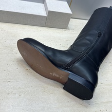 Dior 迪奥2026秋冬走秀高定系列Bolt 及膝女靴 CD字母logo五金扣拼色优雅高筒长靴 明星同款低跟圆头侧拉链 Dior 迪奥2026秋冬走秀高定系列Bolt 及膝女靴 CD字母logo五金扣拼色优雅高筒长靴 明星同款低跟圆头侧拉链