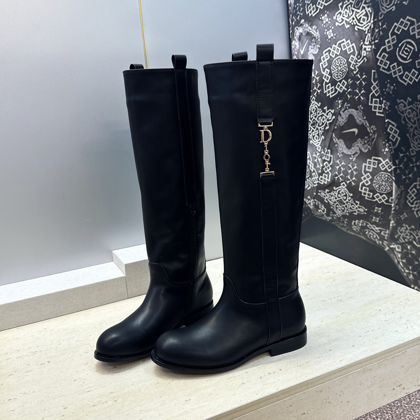 Dior 迪奥2026秋冬走秀高定系列Bolt 及膝女靴 CD字母logo五金扣拼色优雅高筒长靴 明星同款低跟圆头侧拉链 Dior 迪奥2026秋冬走秀高定系列Bolt 及膝女靴 CD字母logo五金扣拼色优雅高筒长靴 明星同款低跟圆头侧拉链
