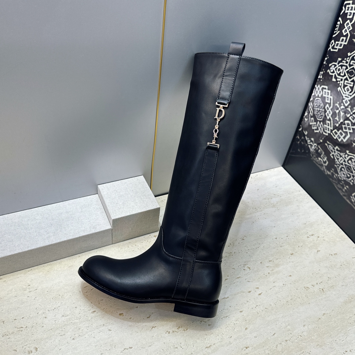 Dior 迪奥2026秋冬走秀高定系列Bolt 及膝女靴 CD字母logo五金扣拼色优雅高筒长靴 明星同款低跟圆头侧拉链 Dior 迪奥2026秋冬走秀高定系列Bolt 及膝女靴 CD字母logo五金扣拼色优雅高筒长靴 明星同款低跟圆头侧拉链