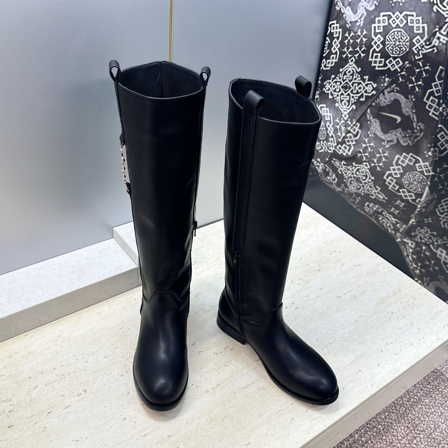 Dior 迪奥2026秋冬走秀高定系列Bolt 及膝女靴 CD字母logo五金扣拼色优雅高筒长靴 明星同款低跟圆头侧拉链 Dior 迪奥2026秋冬走秀高定系列Bolt 及膝女靴 CD字母logo五金扣拼色优雅高筒长靴 明星同款低跟圆头侧拉链
