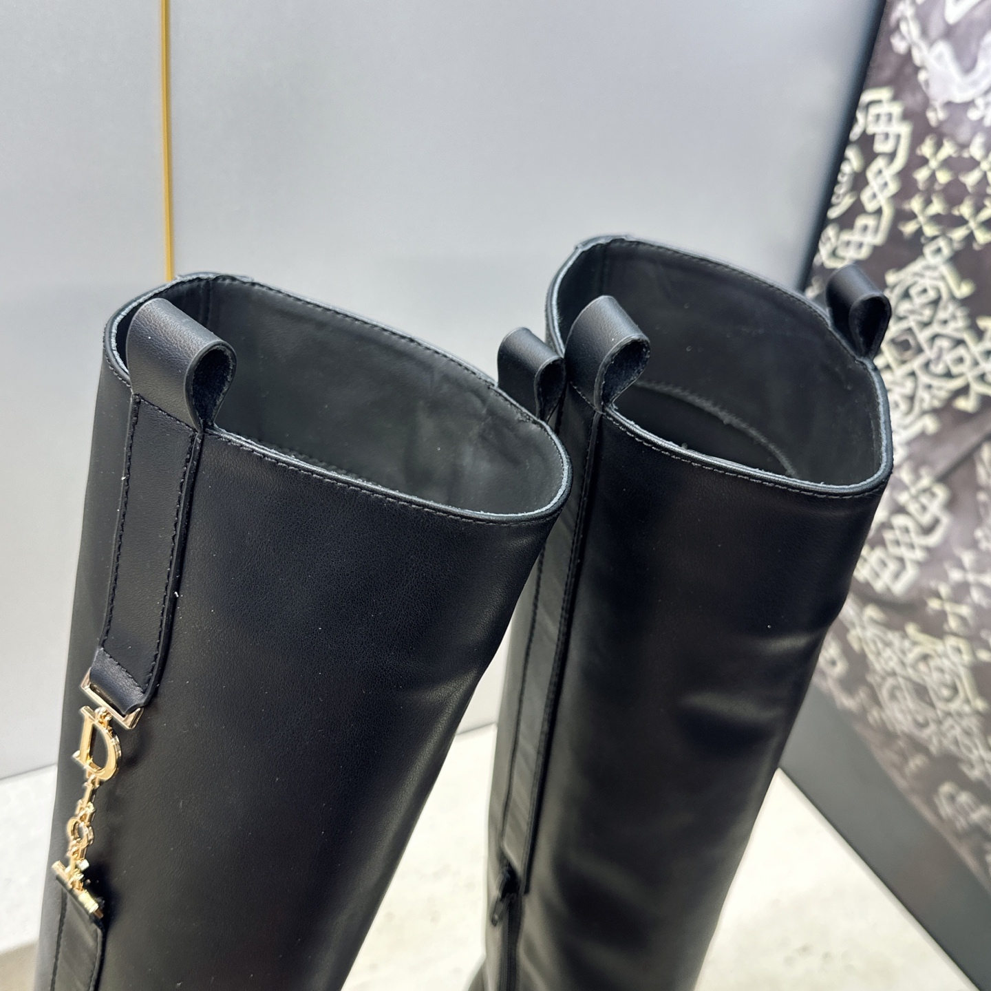 Dior 迪奥2026秋冬走秀高定系列Bolt 及膝女靴 CD字母logo五金扣拼色优雅高筒长靴 明星同款低跟圆头侧拉链 Dior 迪奥2026秋冬走秀高定系列Bolt 及膝女靴 CD字母logo五金扣拼色优雅高筒长靴 明星同款低跟圆头侧拉链