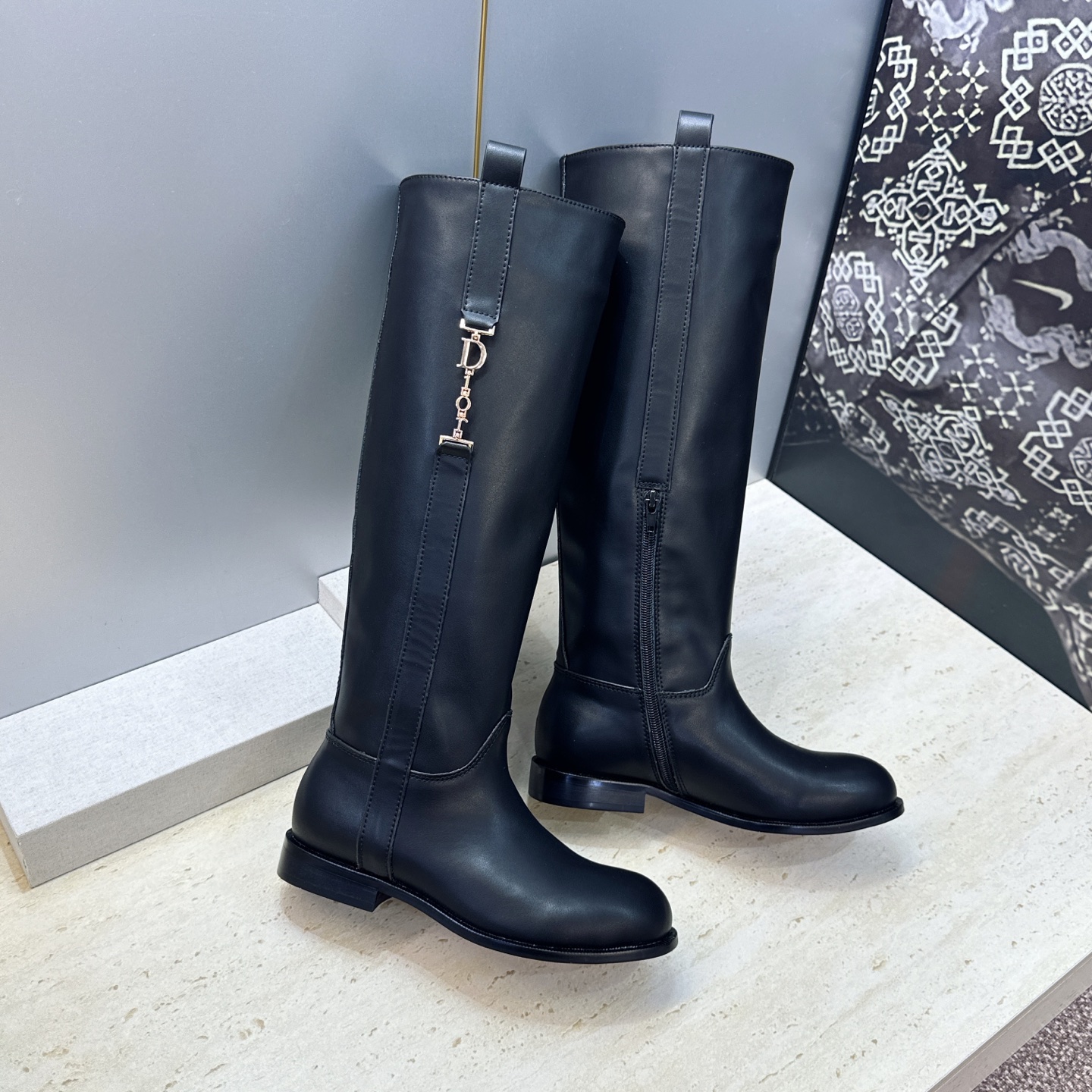 Dior 迪奥2026秋冬走秀高定系列Bolt 及膝女靴 CD字母logo五金扣拼色优雅高筒长靴 明星同款低跟圆头侧拉链 Dior 迪奥2026秋冬走秀高定系列Bolt 及膝女靴 CD字母logo五金扣拼色优雅高筒长靴 明星同款低跟圆头侧拉链