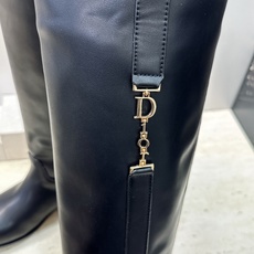 Dior 迪奥2026秋冬走秀高定系列Bolt 及膝女靴 CD字母logo五金扣拼色优雅高筒长靴 明星同款低跟圆头侧拉链 Dior 迪奥2026秋冬走秀高定系列Bolt 及膝女靴 CD字母logo五金扣拼色优雅高筒长靴 明星同款低跟圆头侧拉链