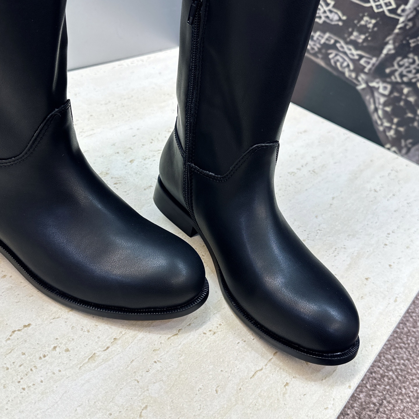 Dior 迪奥2026秋冬走秀高定系列Bolt 及膝女靴 CD字母logo五金扣拼色优雅高筒长靴 明星同款低跟圆头侧拉链 Dior 迪奥2026秋冬走秀高定系列Bolt 及膝女靴 CD字母logo五金扣拼色优雅高筒长靴 明星同款低跟圆头侧拉链