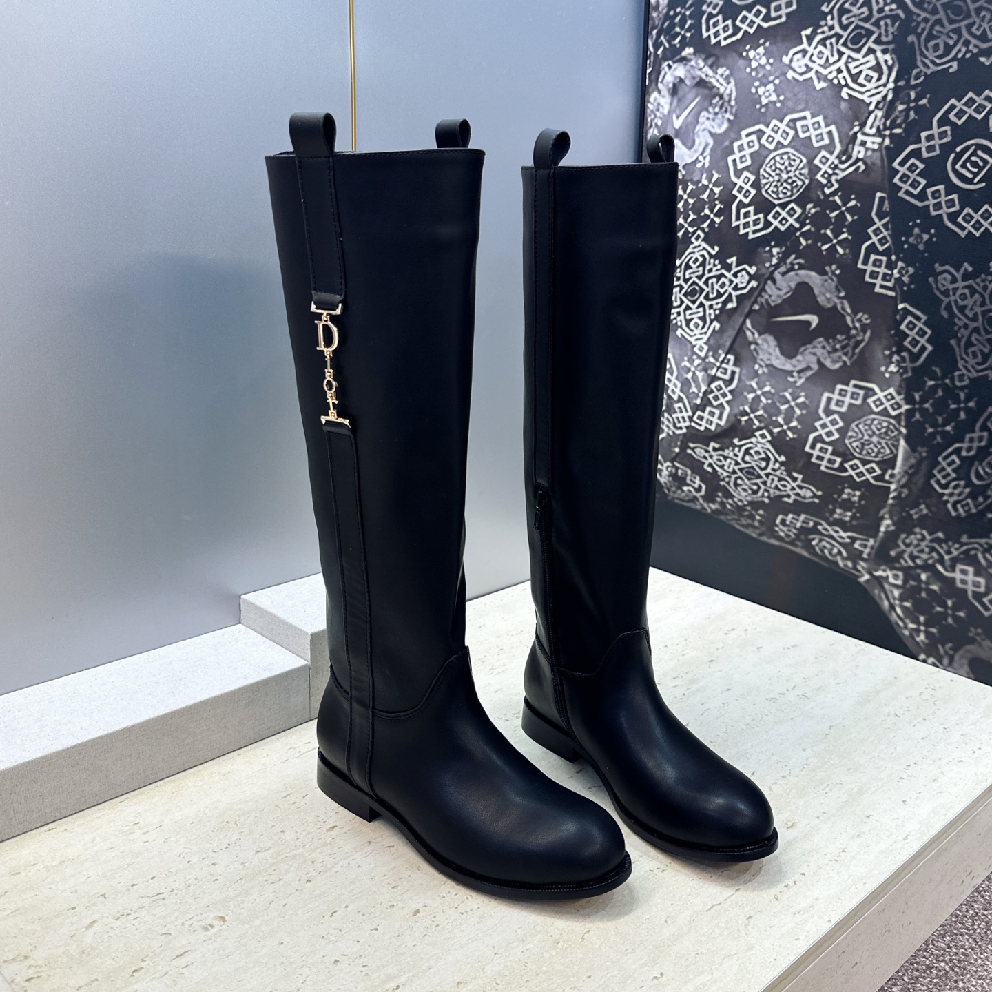 Dior 迪奥2026秋冬走秀高定系列Bolt 及膝女靴 CD字母logo五金扣拼色优雅高筒长靴 明星同款低跟圆头侧拉链 Dior 迪奥2026秋冬走秀高定系列Bolt 及膝女靴 CD字母logo五金扣拼色优雅高筒长靴 明星同款低跟圆头侧拉链