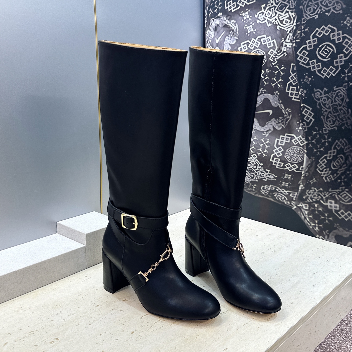 Dior 迪奥2026秋冬新款系列Bolt 粗跟及膝机车骑士女长靴 明星同款CD字母logo五金扣高跟圆头侧拉链高筒马丁 Dior 迪奥2026秋冬新款系列Bolt 粗跟及膝机车骑士女长靴 明星同款CD字母logo五金扣高跟圆头侧拉链高筒马丁