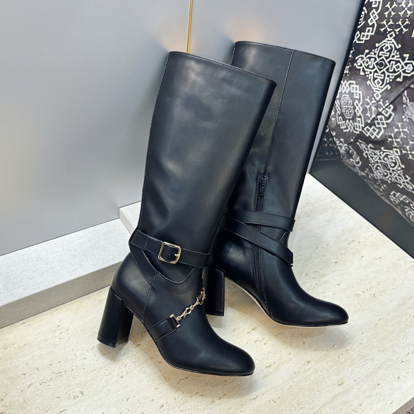 Dior 迪奥2026秋冬新款系列Bolt 粗跟及膝机车骑士女长靴 明星同款CD字母logo五金扣高跟圆头侧拉链高筒马丁 Dior 迪奥2026秋冬新款系列Bolt 粗跟及膝机车骑士女长靴 明星同款CD字母logo五金扣高跟圆头侧拉链高筒马丁