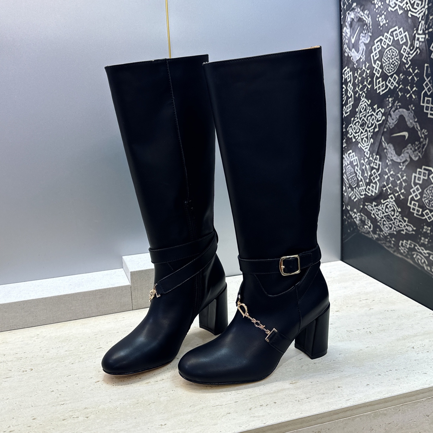 Dior 迪奥2026秋冬新款系列Bolt 粗跟及膝机车骑士女长靴 明星同款CD字母logo五金扣高跟圆头侧拉链高筒马丁 Dior 迪奥2026秋冬新款系列Bolt 粗跟及膝机车骑士女长靴 明星同款CD字母logo五金扣高跟圆头侧拉链高筒马丁
