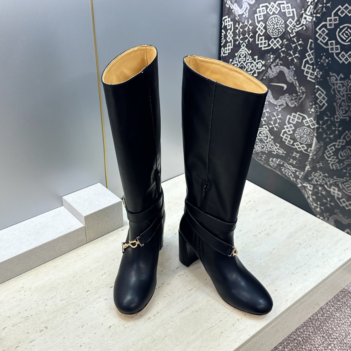 Dior 迪奥2026秋冬新款系列Bolt 粗跟及膝机车骑士女长靴 明星同款CD字母logo五金扣高跟圆头侧拉链高筒马丁 Dior 迪奥2026秋冬新款系列Bolt 粗跟及膝机车骑士女长靴 明星同款CD字母logo五金扣高跟圆头侧拉链高筒马丁