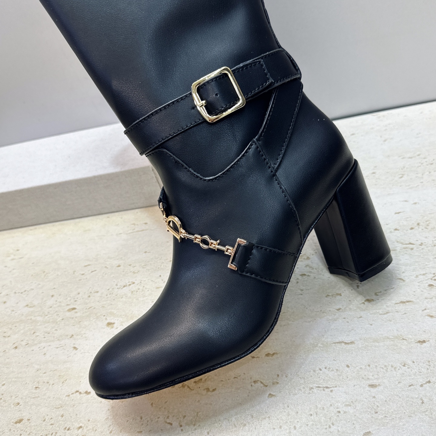 Dior 迪奥2026秋冬新款系列Bolt 粗跟及膝机车骑士女长靴 明星同款CD字母logo五金扣高跟圆头侧拉链高筒马丁 Dior 迪奥2026秋冬新款系列Bolt 粗跟及膝机车骑士女长靴 明星同款CD字母logo五金扣高跟圆头侧拉链高筒马丁
