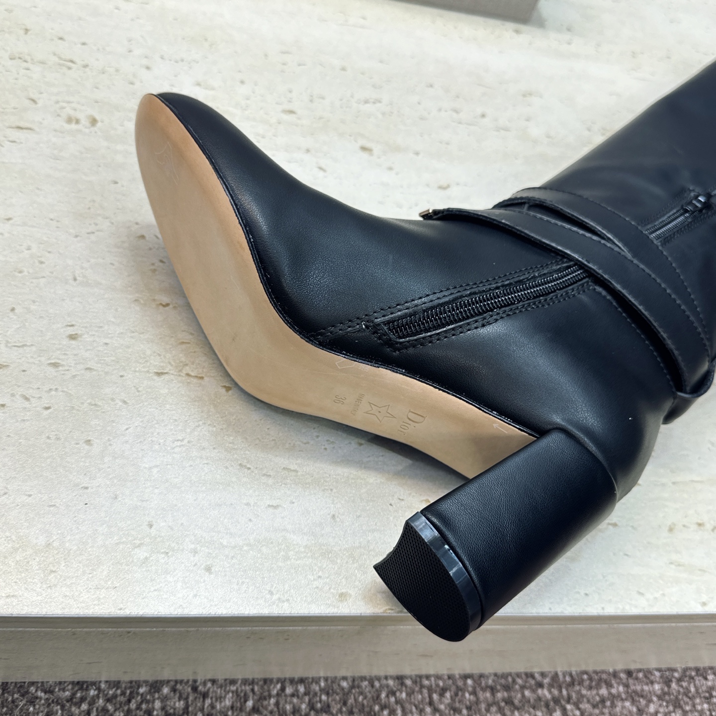 Dior 迪奥2026秋冬新款系列Bolt 粗跟及膝机车骑士女长靴 明星同款CD字母logo五金扣高跟圆头侧拉链高筒马丁 Dior 迪奥2026秋冬新款系列Bolt 粗跟及膝机车骑士女长靴 明星同款CD字母logo五金扣高跟圆头侧拉链高筒马丁