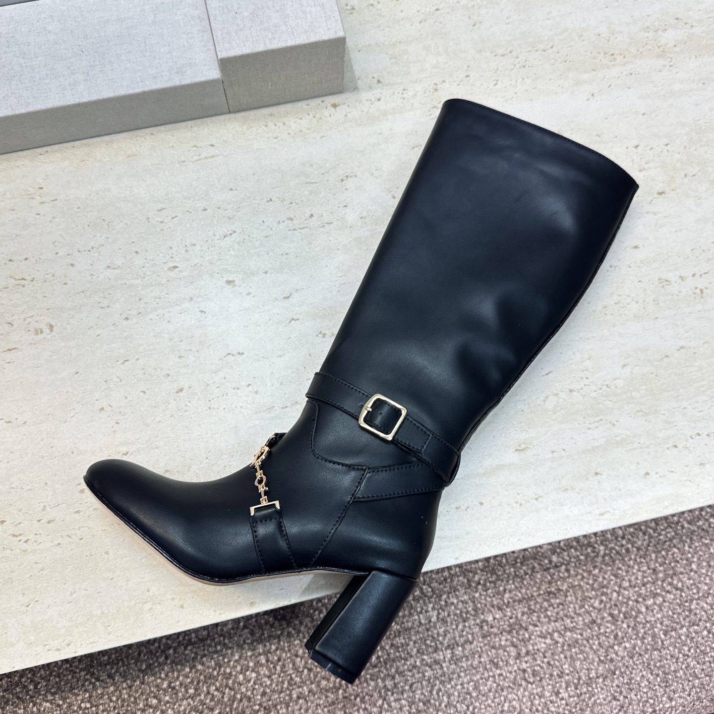 Dior 迪奥2026秋冬新款系列Bolt 粗跟及膝机车骑士女长靴 明星同款CD字母logo五金扣高跟圆头侧拉链高筒马丁 Dior 迪奥2026秋冬新款系列Bolt 粗跟及膝机车骑士女长靴 明星同款CD字母logo五金扣高跟圆头侧拉链高筒马丁