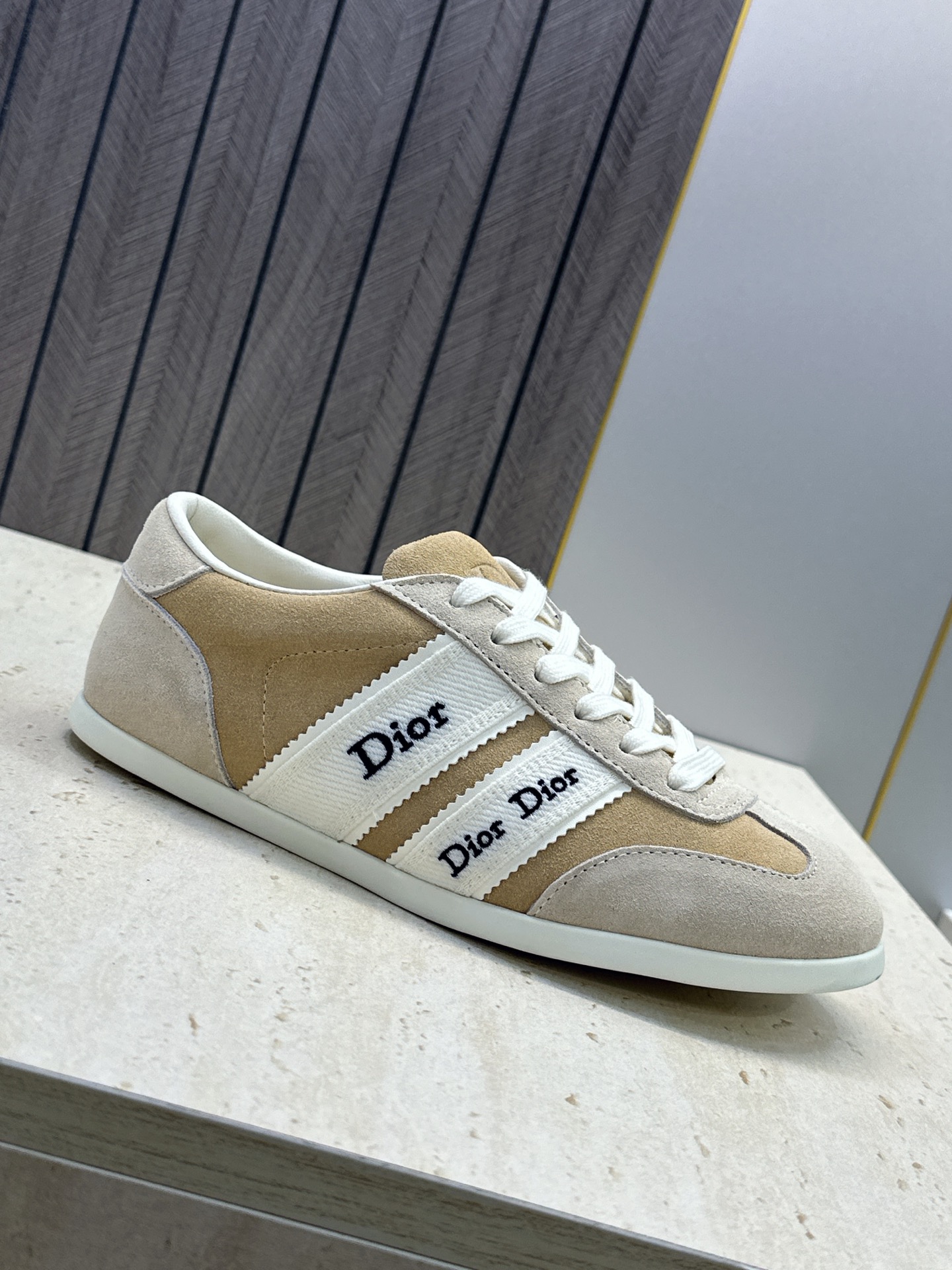迪奥 Dior 2026春夏新款Ribbon系带休闲帆布运动小白鞋 CD字母logo织带平底圆头拼色阿甘德训鞋 材质: 迪奥 Dior 2026春夏新款Ribbon系带休闲帆布运动小白鞋 CD字母logo织带平底圆头拼色阿甘德训鞋 材质: