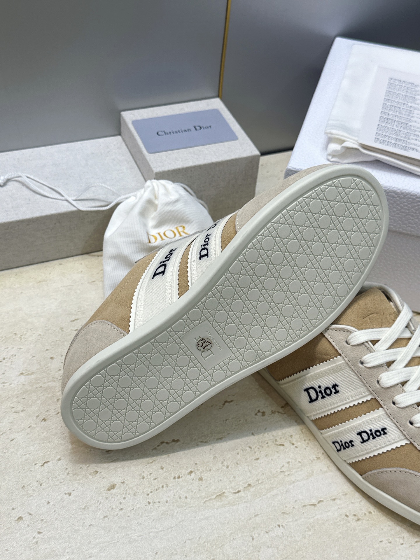 迪奥 Dior 2026春夏新款Ribbon系带休闲帆布运动小白鞋 CD字母logo织带平底圆头拼色阿甘德训鞋 材质: 迪奥 Dior 2026春夏新款Ribbon系带休闲帆布运动小白鞋 CD字母logo织带平底圆头拼色阿甘德训鞋 材质:
