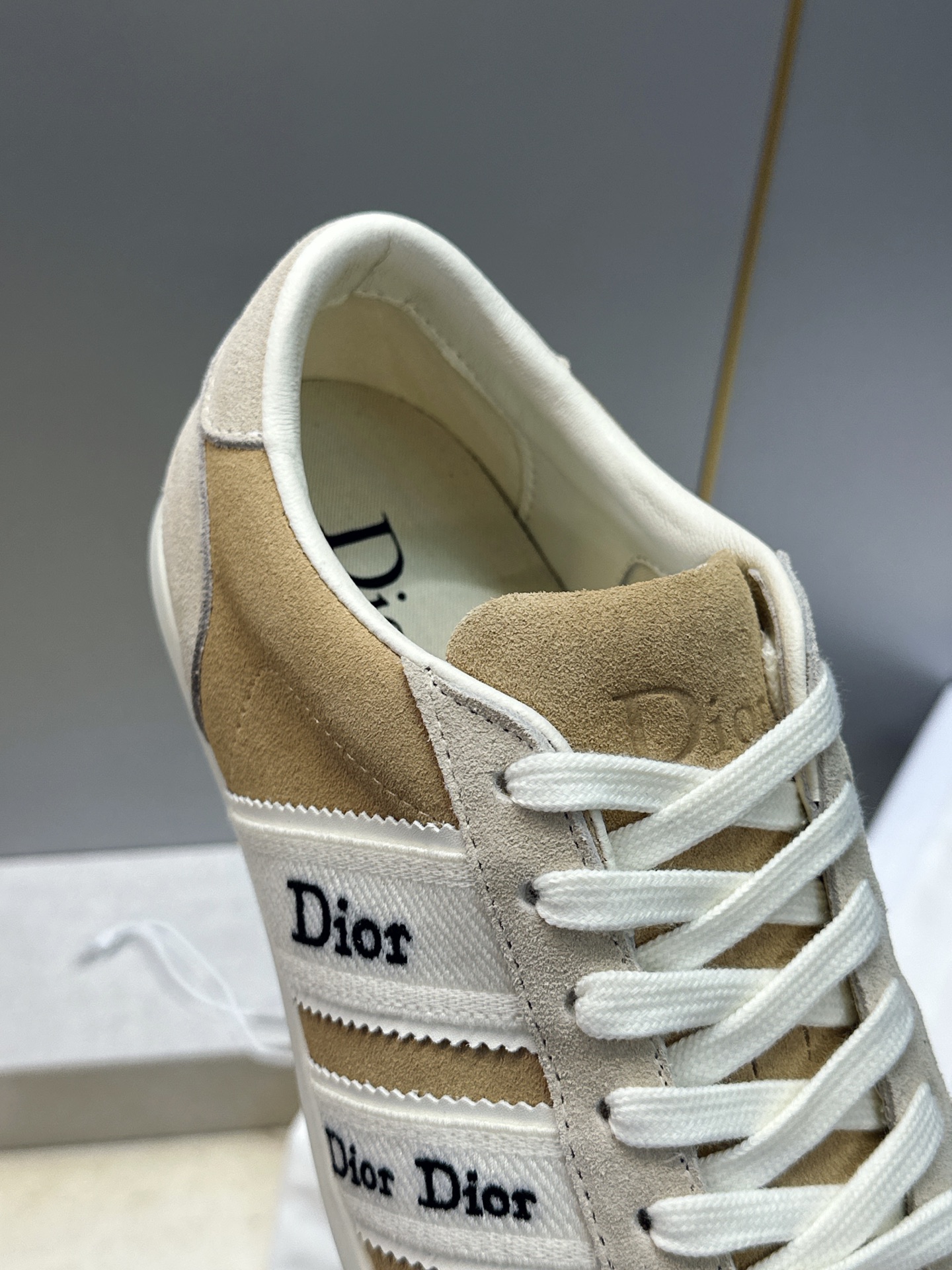 迪奥 Dior 2026春夏新款Ribbon系带休闲帆布运动小白鞋 CD字母logo织带平底圆头拼色阿甘德训鞋 材质: 迪奥 Dior 2026春夏新款Ribbon系带休闲帆布运动小白鞋 CD字母logo织带平底圆头拼色阿甘德训鞋 材质: