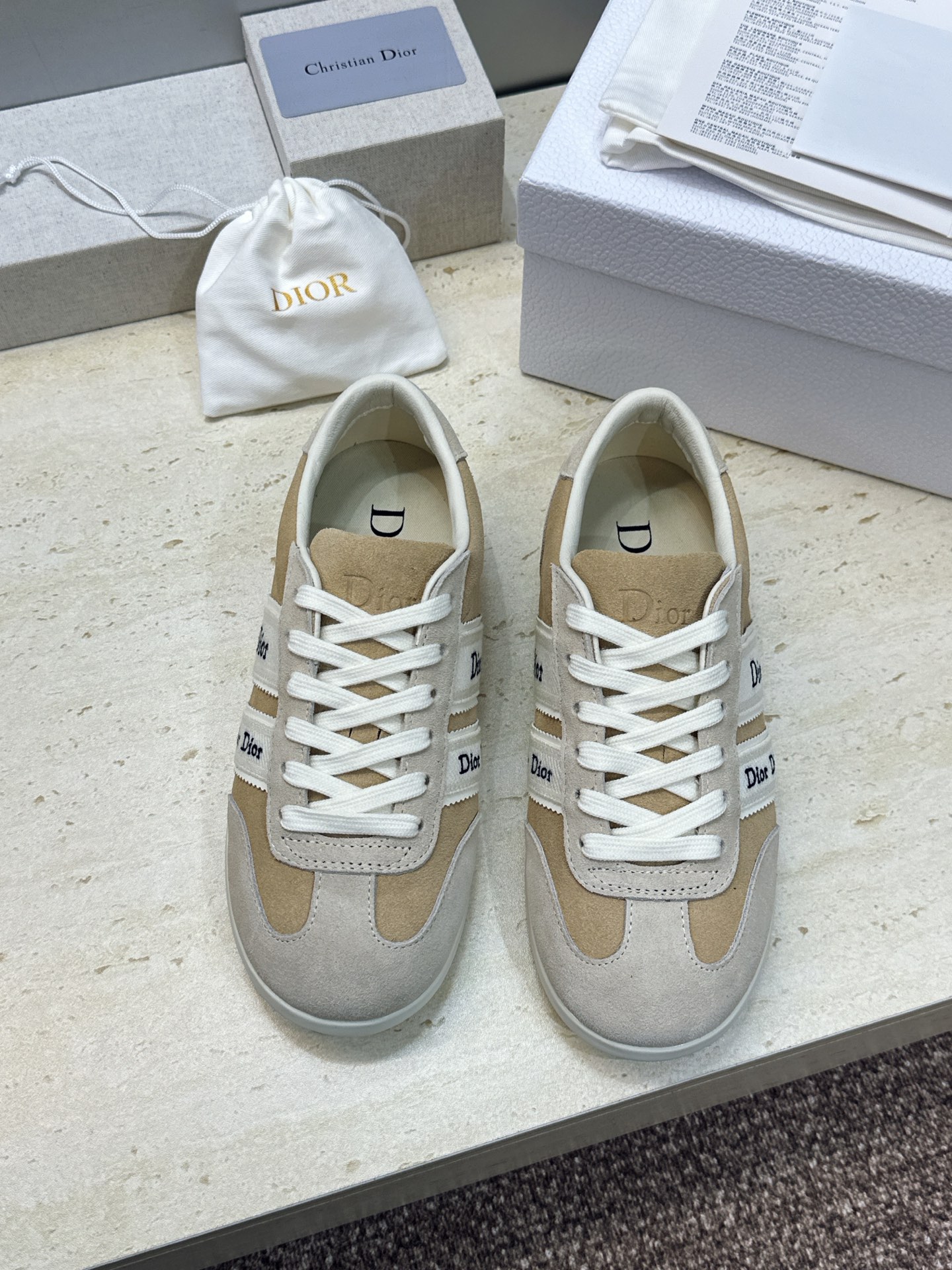 迪奥 Dior 2026春夏新款Ribbon系带休闲帆布运动小白鞋 CD字母logo织带平底圆头拼色阿甘德训鞋 材质: 迪奥 Dior 2026春夏新款Ribbon系带休闲帆布运动小白鞋 CD字母logo织带平底圆头拼色阿甘德训鞋 材质: