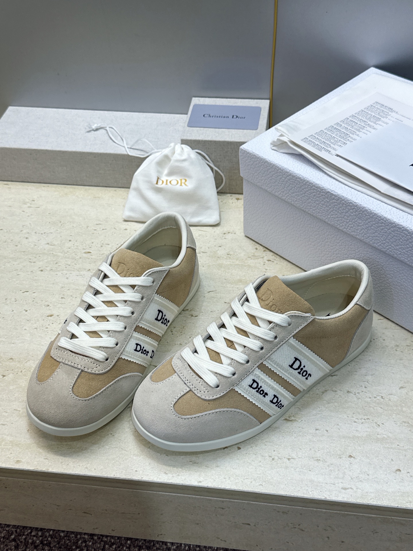 迪奥 Dior 2026春夏新款Ribbon系带休闲帆布运动小白鞋 CD字母logo织带平底圆头拼色阿甘德训鞋 材质: 迪奥 Dior 2026春夏新款Ribbon系带休闲帆布运动小白鞋 CD字母logo织带平底圆头拼色阿甘德训鞋 材质: