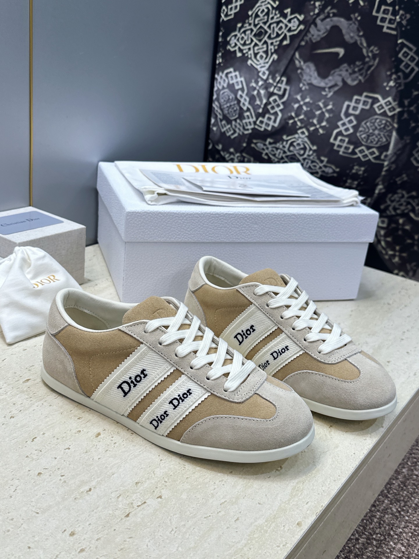 迪奥 Dior 2026春夏新款Ribbon系带休闲帆布运动小白鞋 CD字母logo织带平底圆头拼色阿甘德训鞋 材质: 迪奥 Dior 2026春夏新款Ribbon系带休闲帆布运动小白鞋 CD字母logo织带平底圆头拼色阿甘德训鞋 材质: