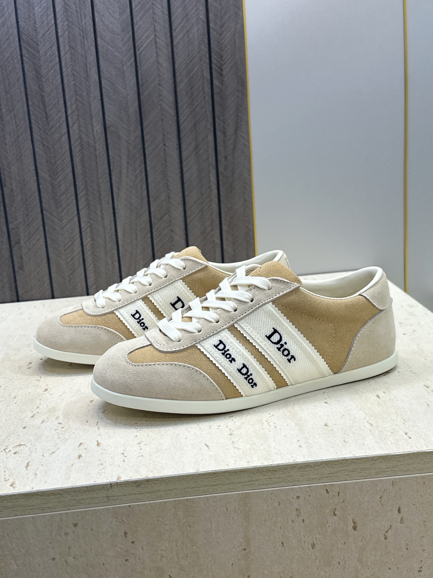 迪奥 Dior 2026春夏新款Ribbon系带休闲帆布运动小白鞋 CD字母logo织带平底圆头拼色阿甘德训鞋 材质: 迪奥 Dior 2026春夏新款Ribbon系带休闲帆布运动小白鞋 CD字母logo织带平底圆头拼色阿甘德训鞋 材质: