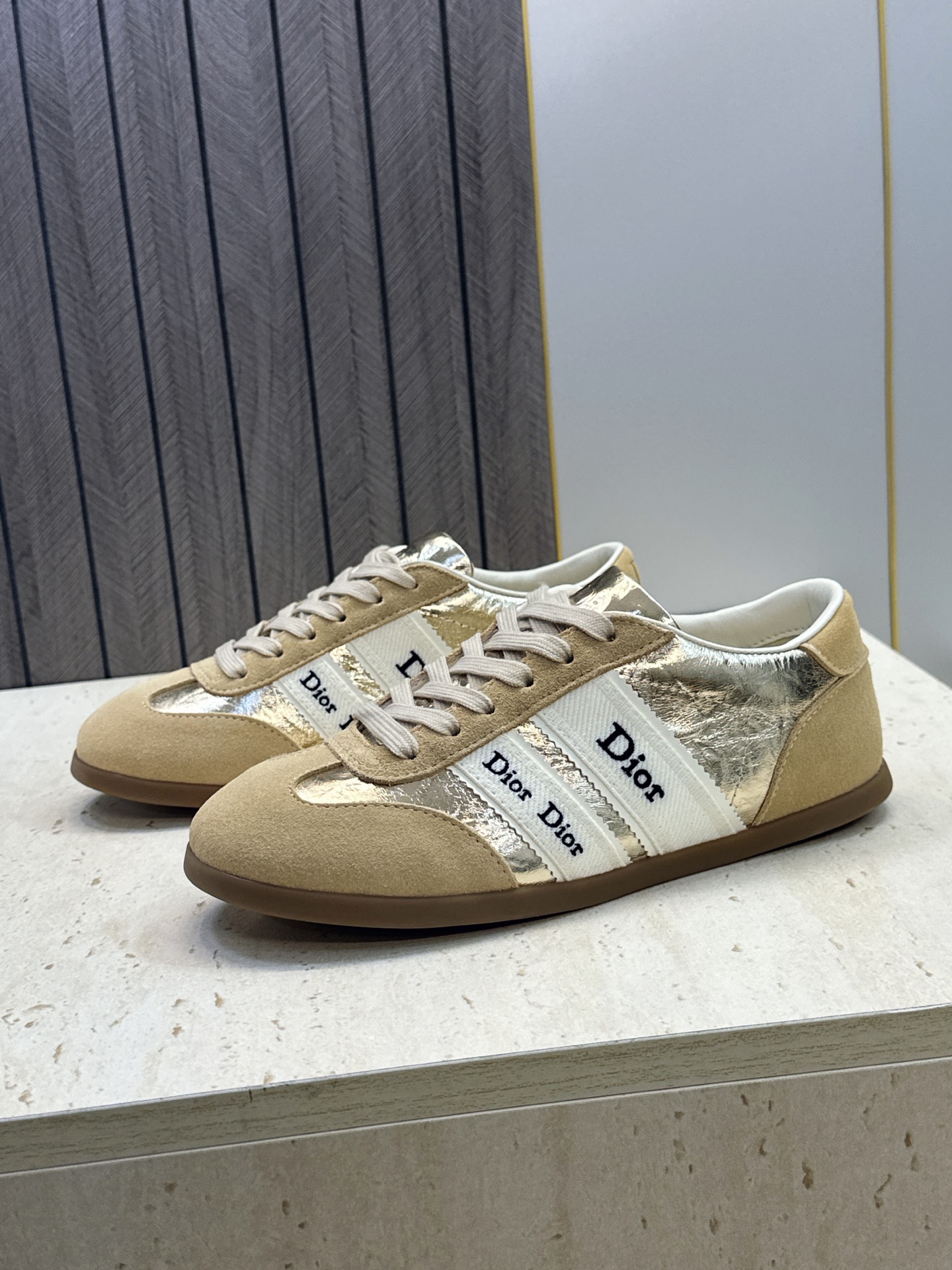 迪奥 Dior 2026春夏新款Ribbon系带休闲帆布运动小白鞋 CD字母logo织带平底圆头拼色阿甘德训鞋 材质: 迪奥 Dior 2026春夏新款Ribbon系带休闲帆布运动小白鞋 CD字母logo织带平底圆头拼色阿甘德训鞋 材质: