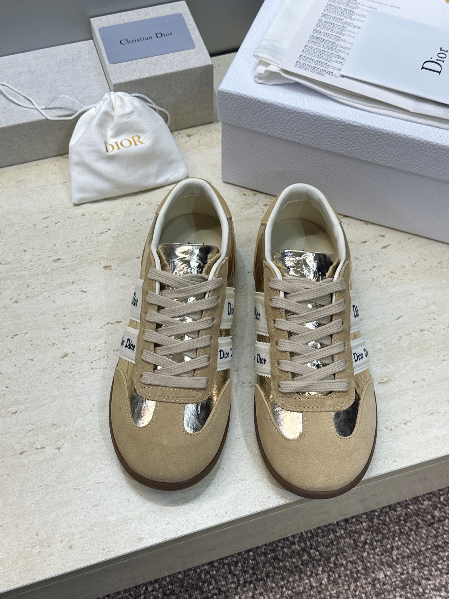 迪奥 Dior 2026春夏新款Ribbon系带休闲帆布运动小白鞋 CD字母logo织带平底圆头拼色阿甘德训鞋 材质: 迪奥 Dior 2026春夏新款Ribbon系带休闲帆布运动小白鞋 CD字母logo织带平底圆头拼色阿甘德训鞋 材质: