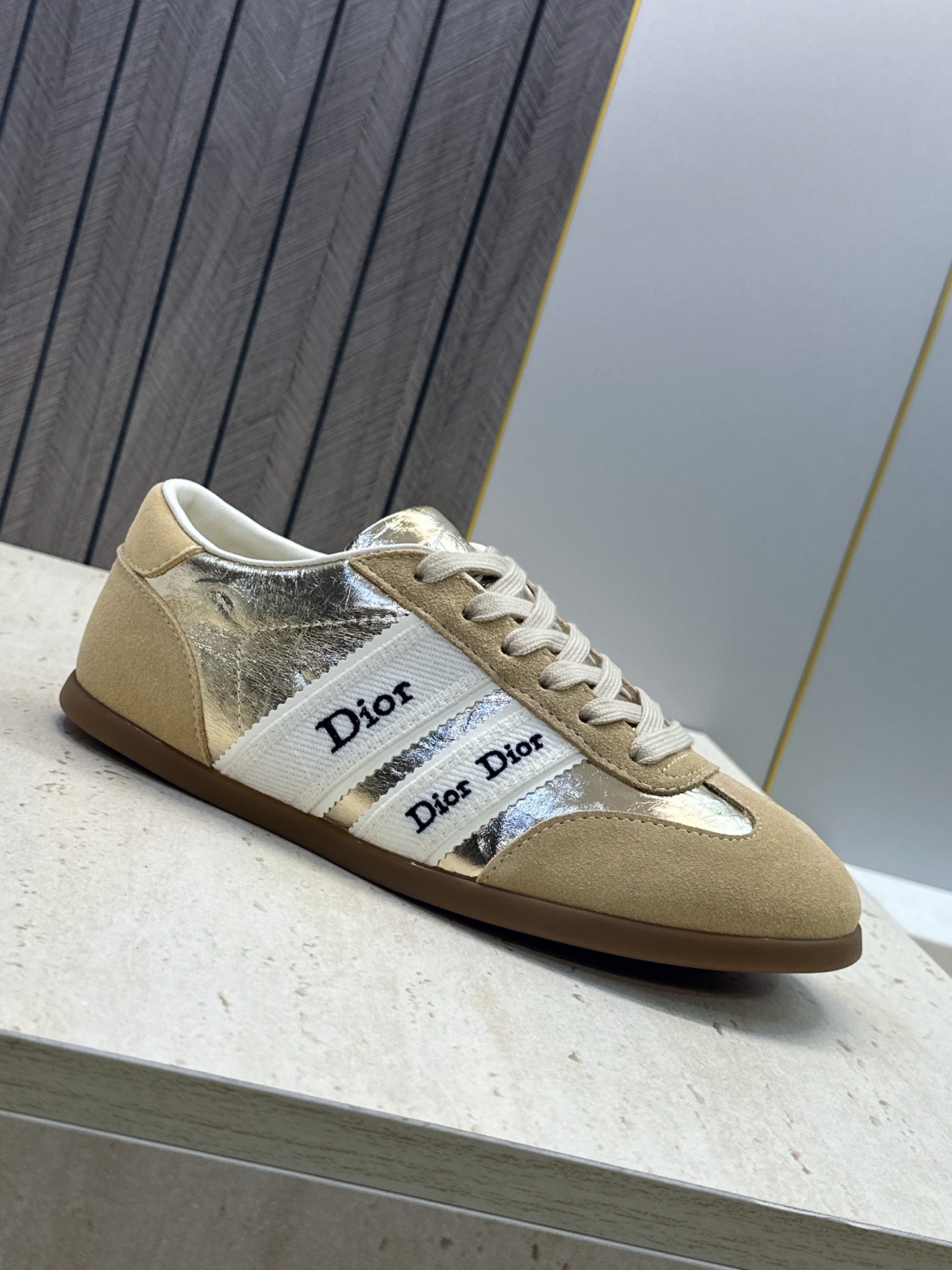 迪奥 Dior 2026春夏新款Ribbon系带休闲帆布运动小白鞋 CD字母logo织带平底圆头拼色阿甘德训鞋 材质: 迪奥 Dior 2026春夏新款Ribbon系带休闲帆布运动小白鞋 CD字母logo织带平底圆头拼色阿甘德训鞋 材质: