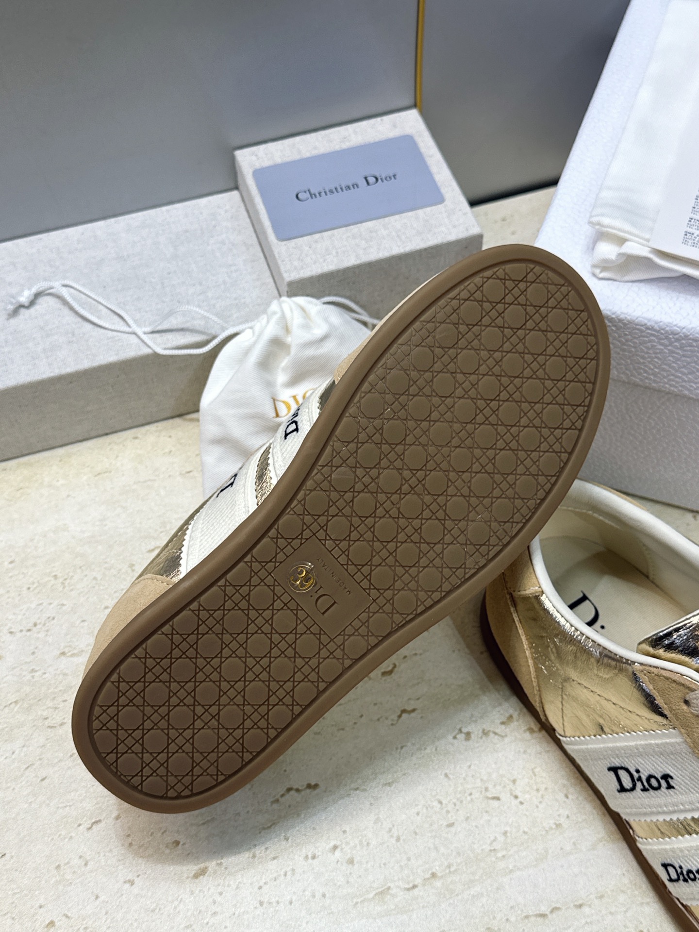 迪奥 Dior 2026春夏新款Ribbon系带休闲帆布运动小白鞋 CD字母logo织带平底圆头拼色阿甘德训鞋 材质: 迪奥 Dior 2026春夏新款Ribbon系带休闲帆布运动小白鞋 CD字母logo织带平底圆头拼色阿甘德训鞋 材质: