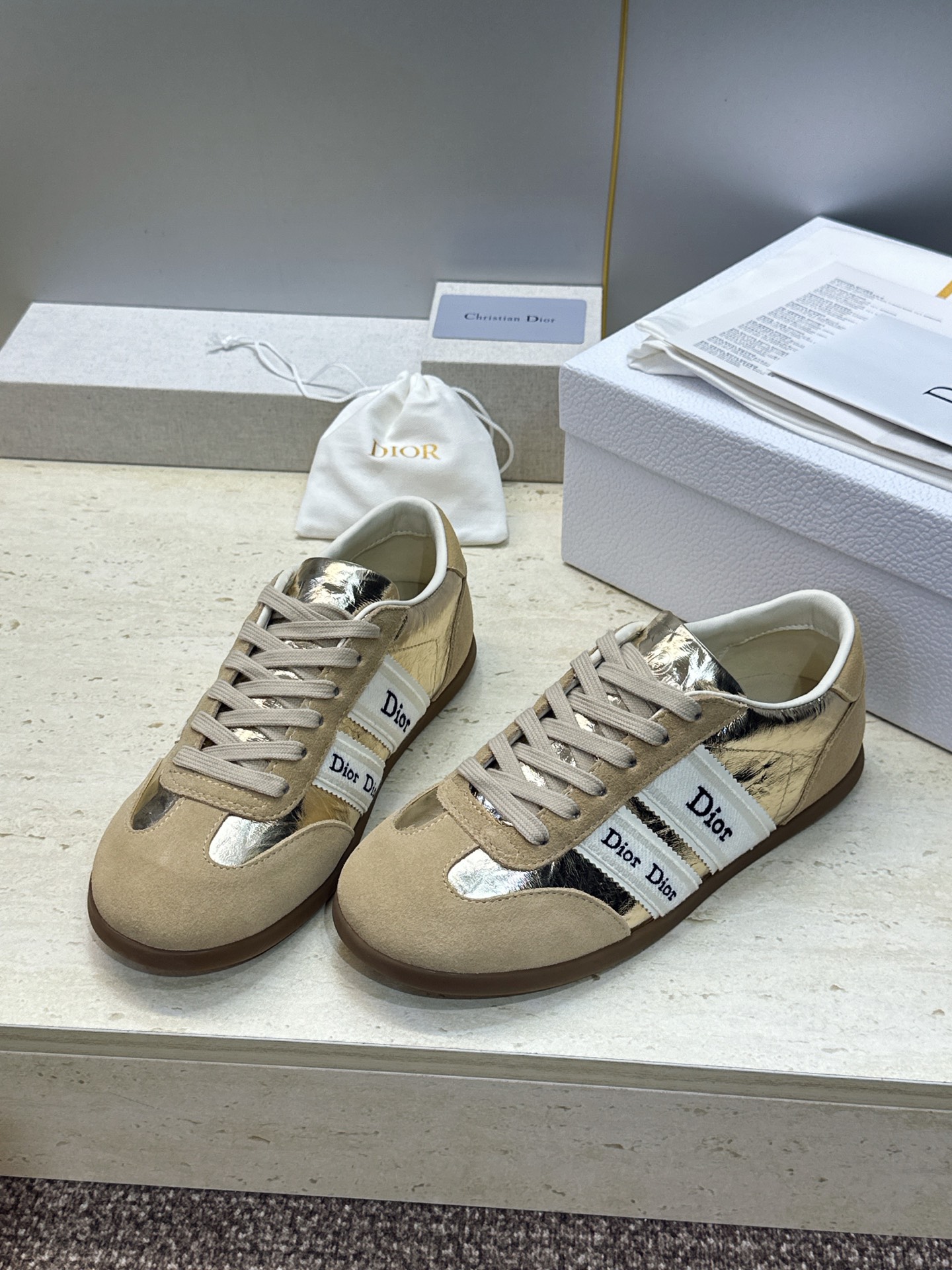迪奥 Dior 2026春夏新款Ribbon系带休闲帆布运动小白鞋 CD字母logo织带平底圆头拼色阿甘德训鞋 材质: 迪奥 Dior 2026春夏新款Ribbon系带休闲帆布运动小白鞋 CD字母logo织带平底圆头拼色阿甘德训鞋 材质: