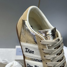 迪奥 Dior 2026春夏新款Ribbon系带休闲帆布运动小白鞋 CD字母logo织带平底圆头拼色阿甘德训鞋 材质: 迪奥 Dior 2026春夏新款Ribbon系带休闲帆布运动小白鞋 CD字母logo织带平底圆头拼色阿甘德训鞋 材质: