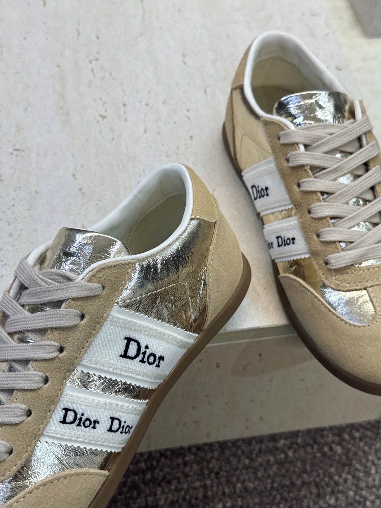 迪奥 Dior 2026春夏新款Ribbon系带休闲帆布运动小白鞋 CD字母logo织带平底圆头拼色阿甘德训鞋 材质: 迪奥 Dior 2026春夏新款Ribbon系带休闲帆布运动小白鞋 CD字母logo织带平底圆头拼色阿甘德训鞋 材质: