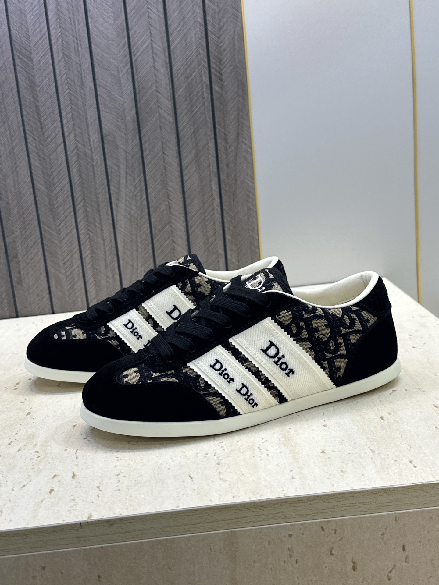 迪奥 Dior 2026春夏新款Ribbon系带休闲帆布运动小白鞋 CD字母logo织带平底圆头拼色阿甘德训鞋 材质: 迪奥 Dior 2026春夏新款Ribbon系带休闲帆布运动小白鞋 CD字母logo织带平底圆头拼色阿甘德训鞋 材质: