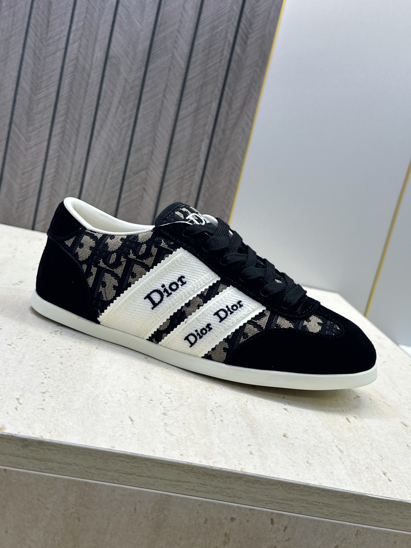 迪奥 Dior 2026春夏新款Ribbon系带休闲帆布运动小白鞋 CD字母logo织带平底圆头拼色阿甘德训鞋 材质: 迪奥 Dior 2026春夏新款Ribbon系带休闲帆布运动小白鞋 CD字母logo织带平底圆头拼色阿甘德训鞋 材质: