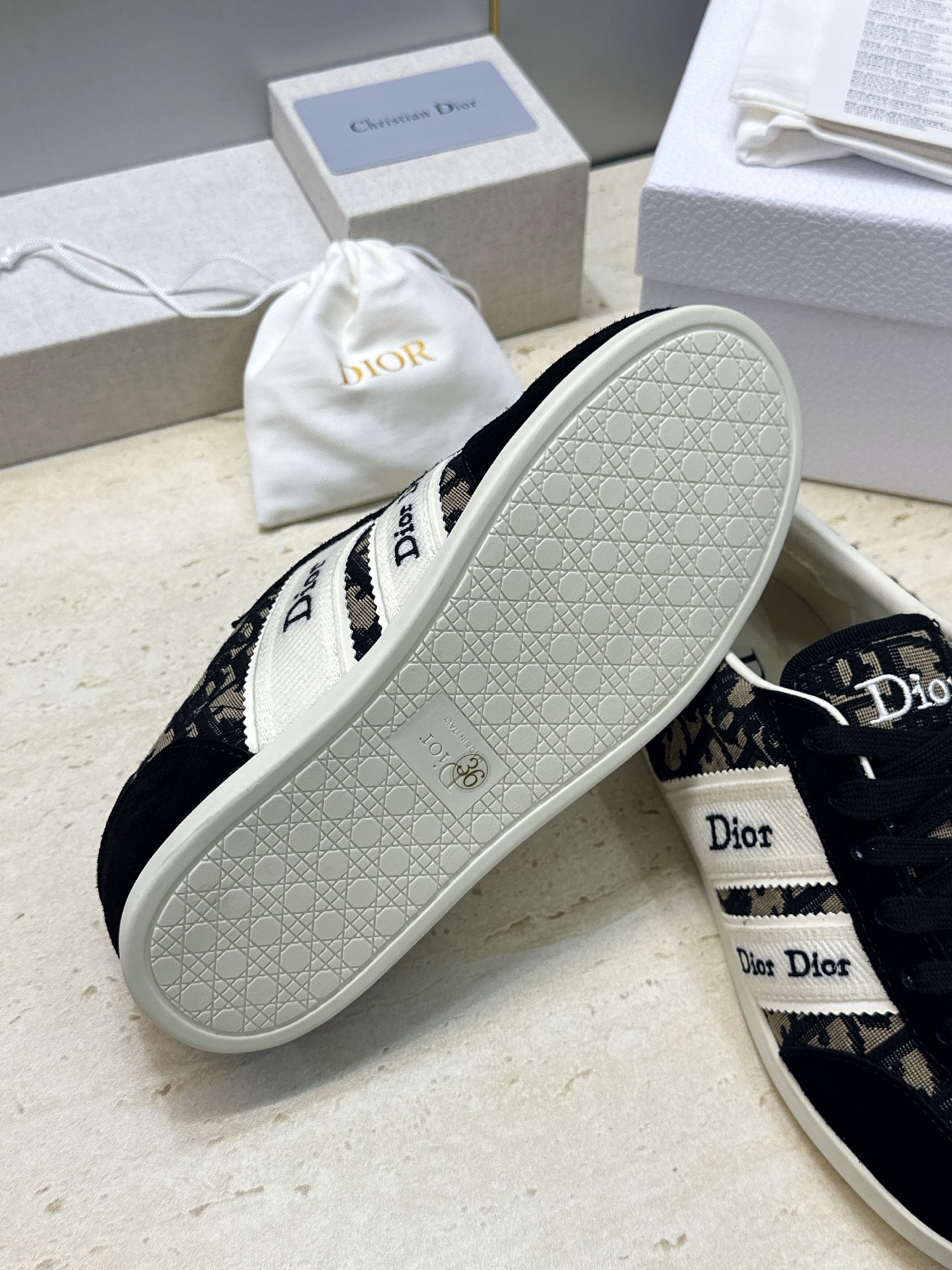 迪奥 Dior 2026春夏新款Ribbon系带休闲帆布运动小白鞋 CD字母logo织带平底圆头拼色阿甘德训鞋 材质: 迪奥 Dior 2026春夏新款Ribbon系带休闲帆布运动小白鞋 CD字母logo织带平底圆头拼色阿甘德训鞋 材质: