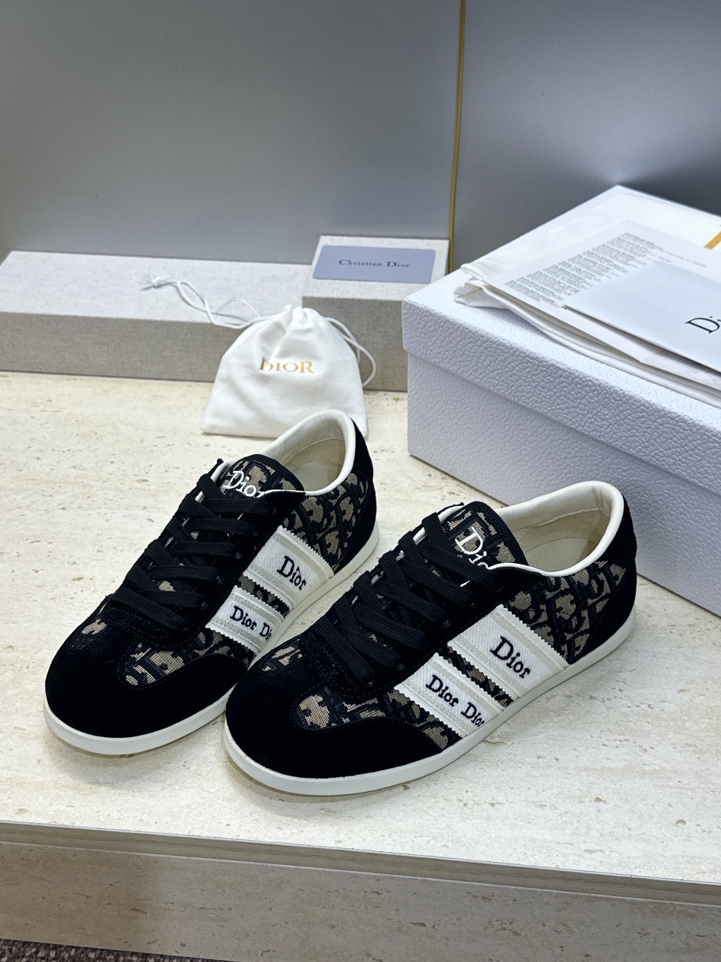 迪奥 Dior 2026春夏新款Ribbon系带休闲帆布运动小白鞋 CD字母logo织带平底圆头拼色阿甘德训鞋 材质: 迪奥 Dior 2026春夏新款Ribbon系带休闲帆布运动小白鞋 CD字母logo织带平底圆头拼色阿甘德训鞋 材质: