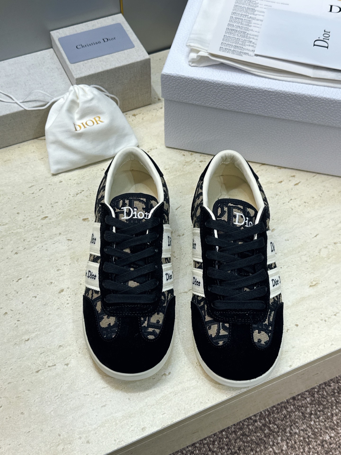 迪奥 Dior 2026春夏新款Ribbon系带休闲帆布运动小白鞋 CD字母logo织带平底圆头拼色阿甘德训鞋 材质: 迪奥 Dior 2026春夏新款Ribbon系带休闲帆布运动小白鞋 CD字母logo织带平底圆头拼色阿甘德训鞋 材质: