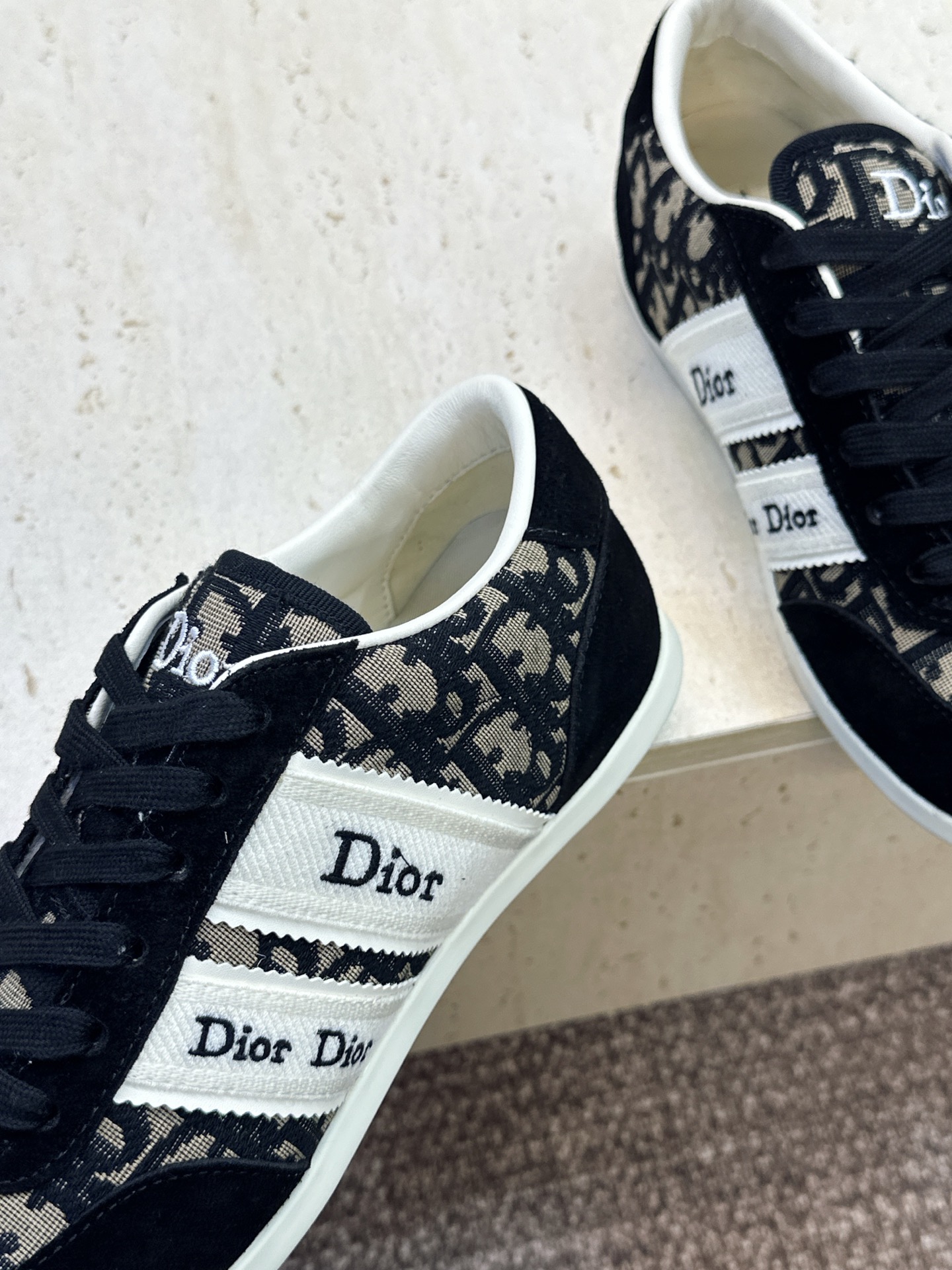 迪奥 Dior 2026春夏新款Ribbon系带休闲帆布运动小白鞋 CD字母logo织带平底圆头拼色阿甘德训鞋 材质: 迪奥 Dior 2026春夏新款Ribbon系带休闲帆布运动小白鞋 CD字母logo织带平底圆头拼色阿甘德训鞋 材质: