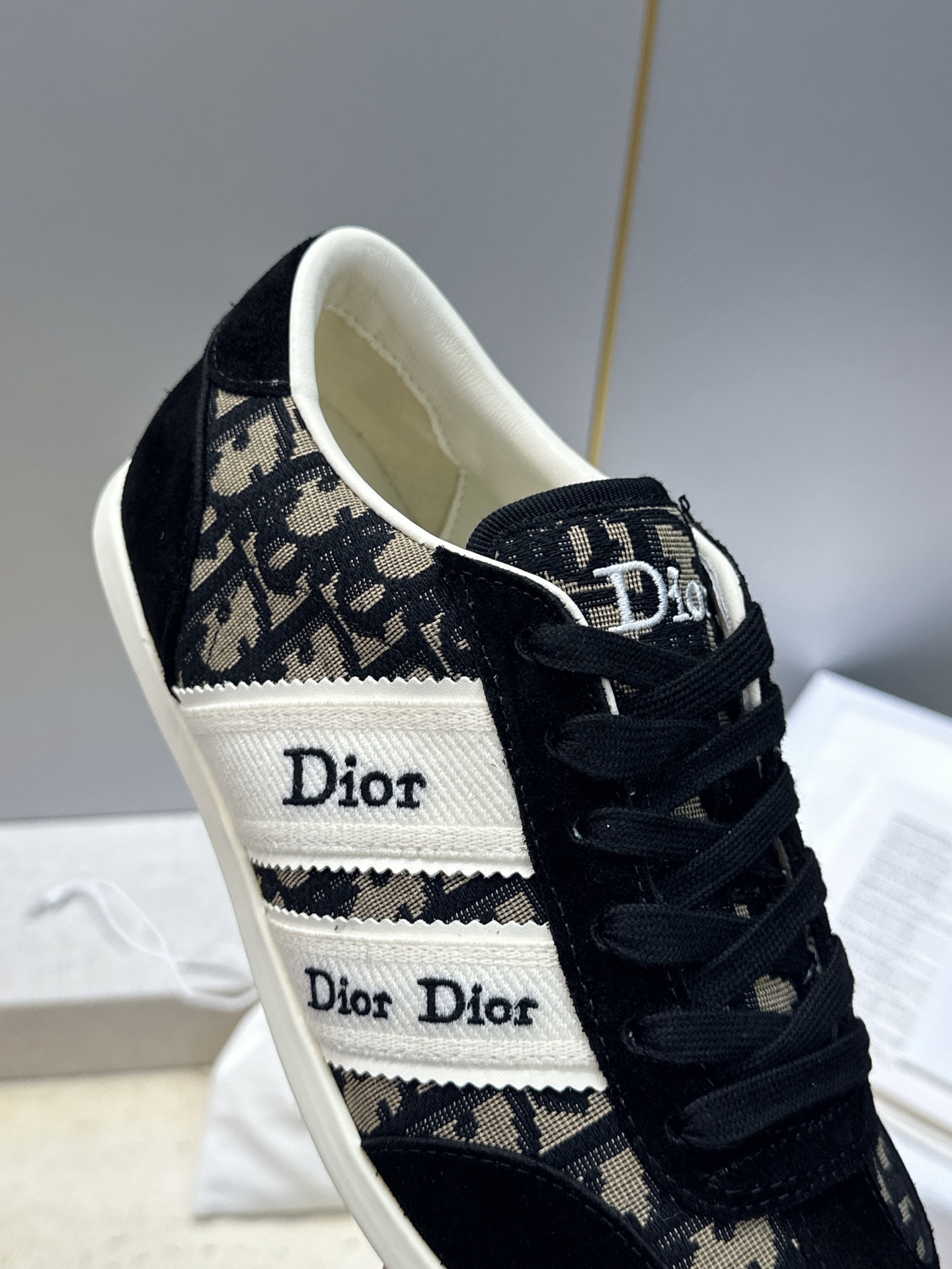 迪奥 Dior 2026春夏新款Ribbon系带休闲帆布运动小白鞋 CD字母logo织带平底圆头拼色阿甘德训鞋 材质: 迪奥 Dior 2026春夏新款Ribbon系带休闲帆布运动小白鞋 CD字母logo织带平底圆头拼色阿甘德训鞋 材质: