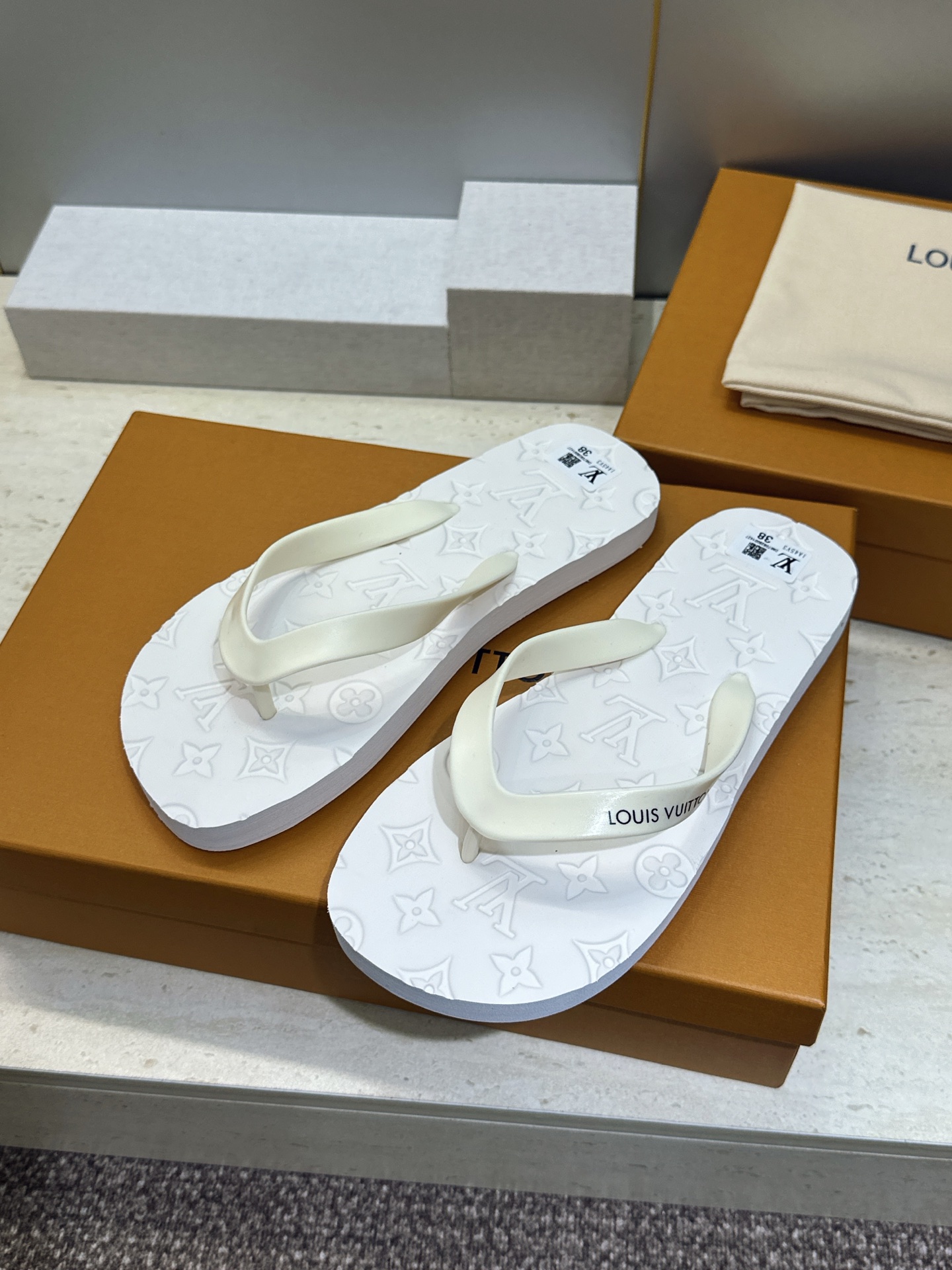 Louis Vuitton 2026春夏新款沙滩女鞋 LV 字母logo平底圆头夹趾人字拖鞋 材质：鞋面进口pvc胶片+
