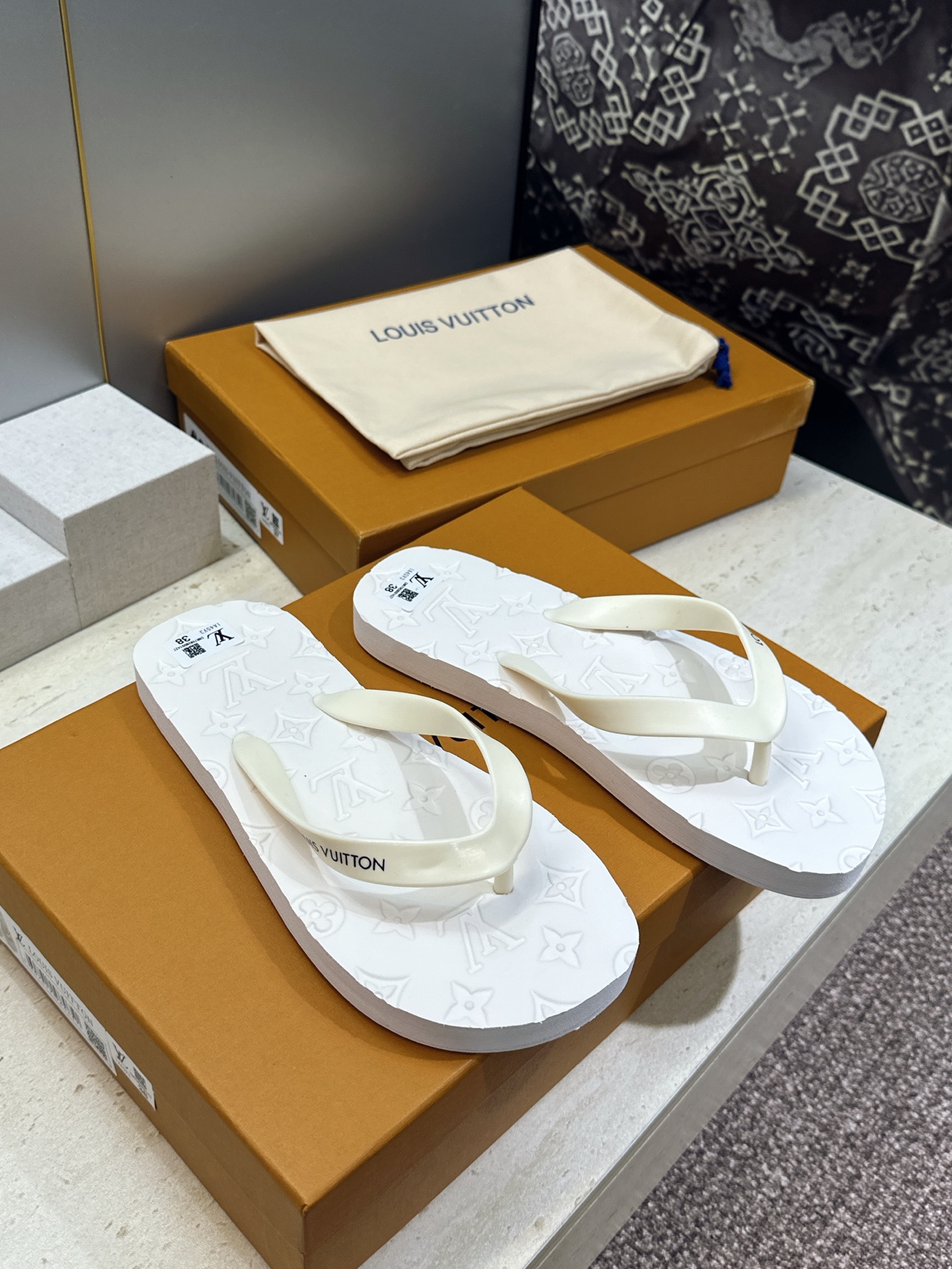 Louis Vuitton 2026春夏新款沙滩女鞋 LV 字母logo平底圆头夹趾人字拖鞋 材质：鞋面进口pvc胶片+