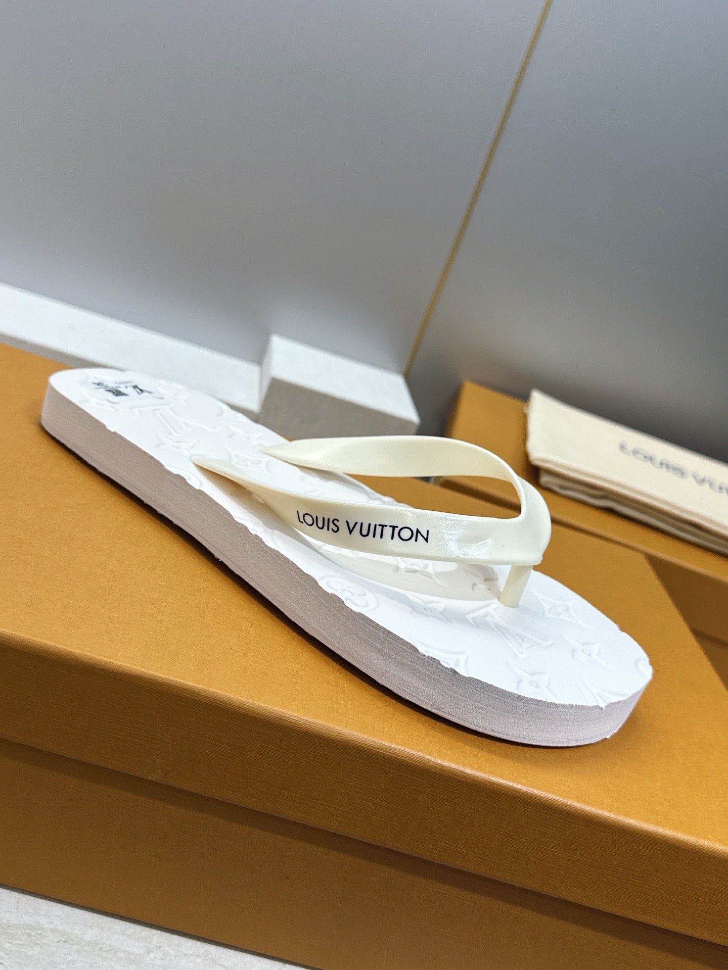Louis Vuitton 2026春夏新款沙滩女鞋 LV 字母logo平底圆头夹趾人字拖鞋 材质：鞋面进口pvc胶片+