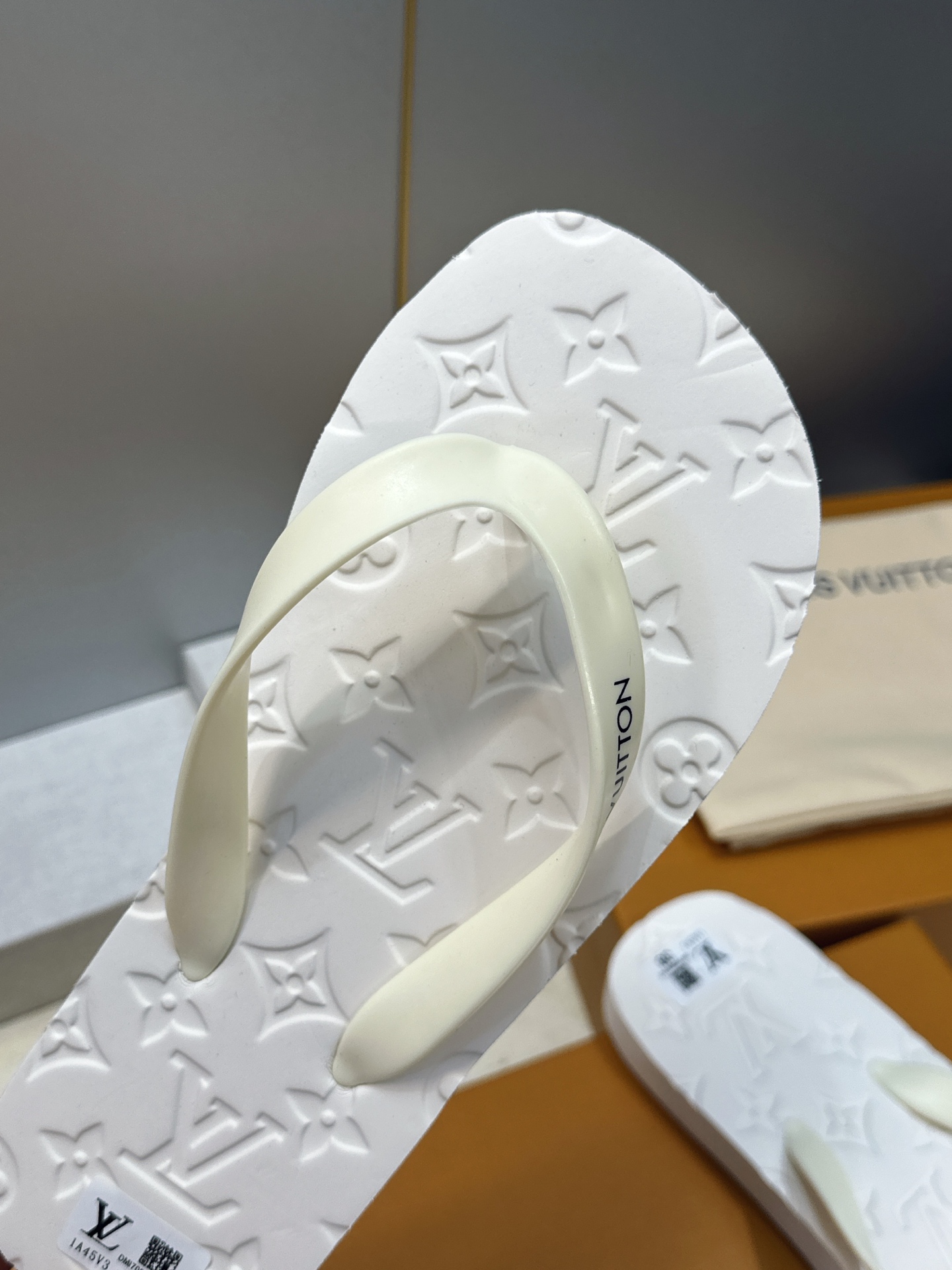 Louis Vuitton 2026春夏新款沙滩女鞋 LV 字母logo平底圆头夹趾人字拖鞋 材质：鞋面进口pvc胶片+