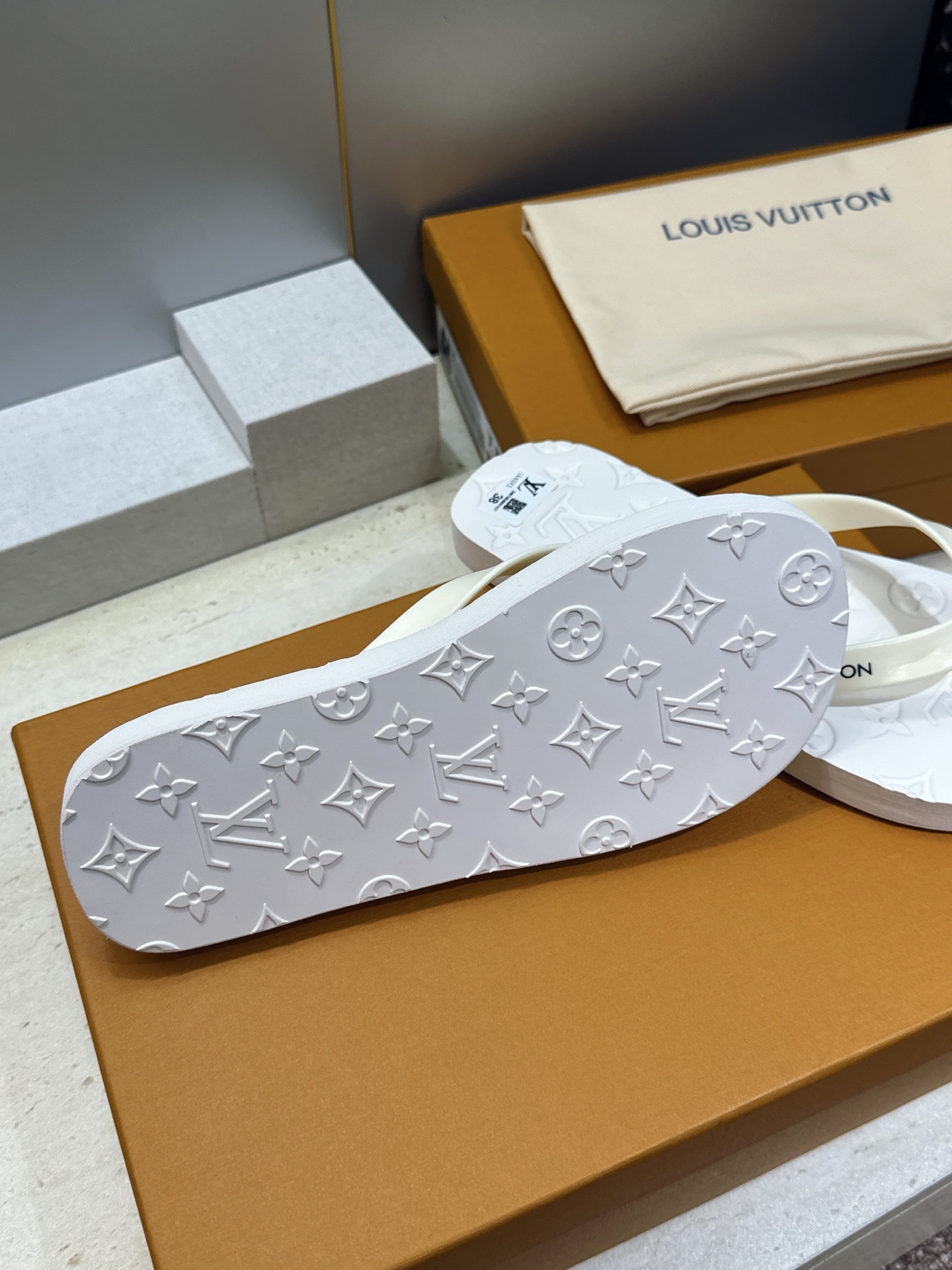 Louis Vuitton 2026春夏新款沙滩女鞋 LV 字母logo平底圆头夹趾人字拖鞋 材质：鞋面进口pvc胶片+