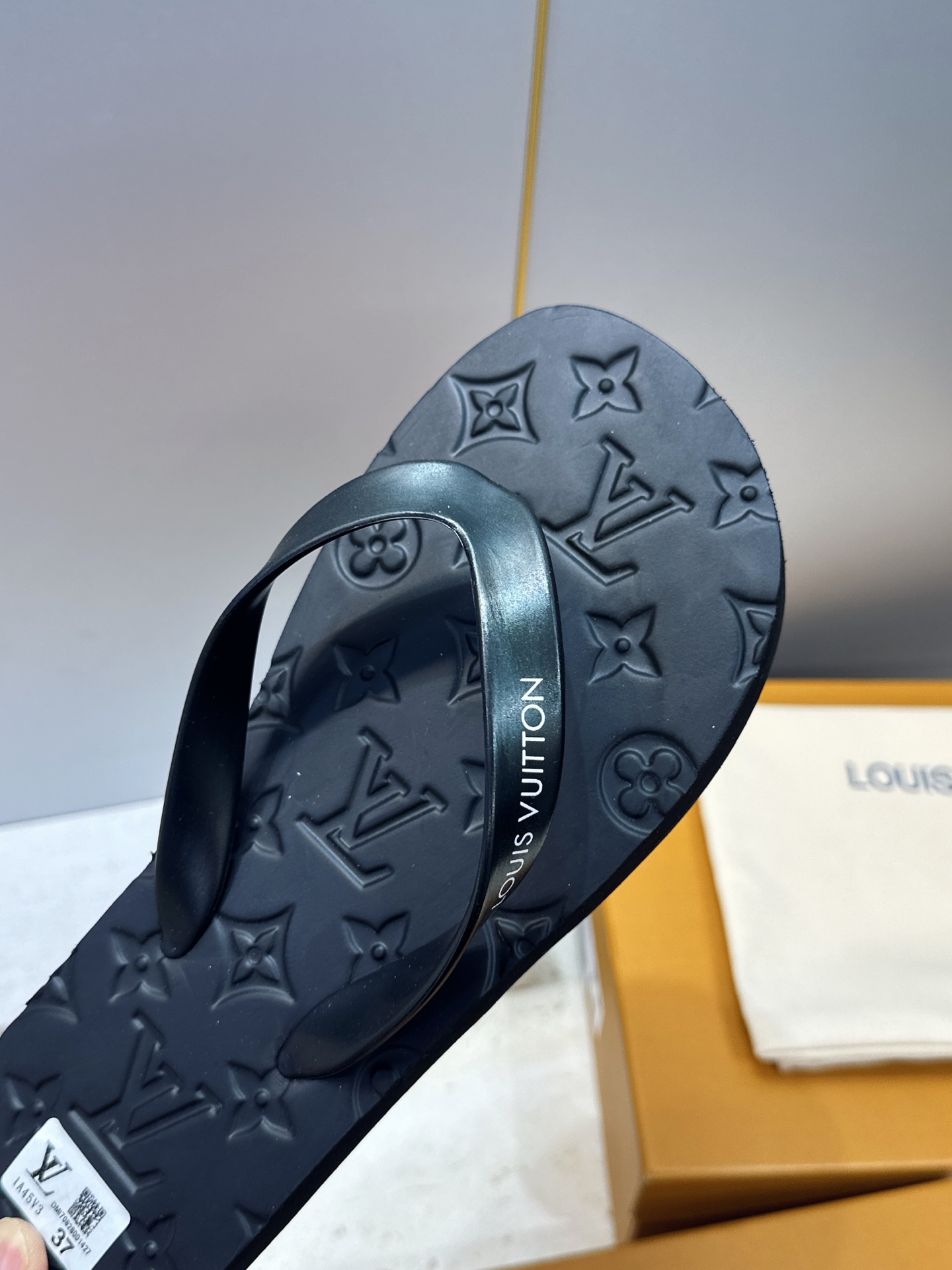 Louis Vuitton 2026春夏新款沙滩女鞋 LV 字母logo平底圆头夹趾人字拖鞋 材质：鞋面进口pvc胶片+