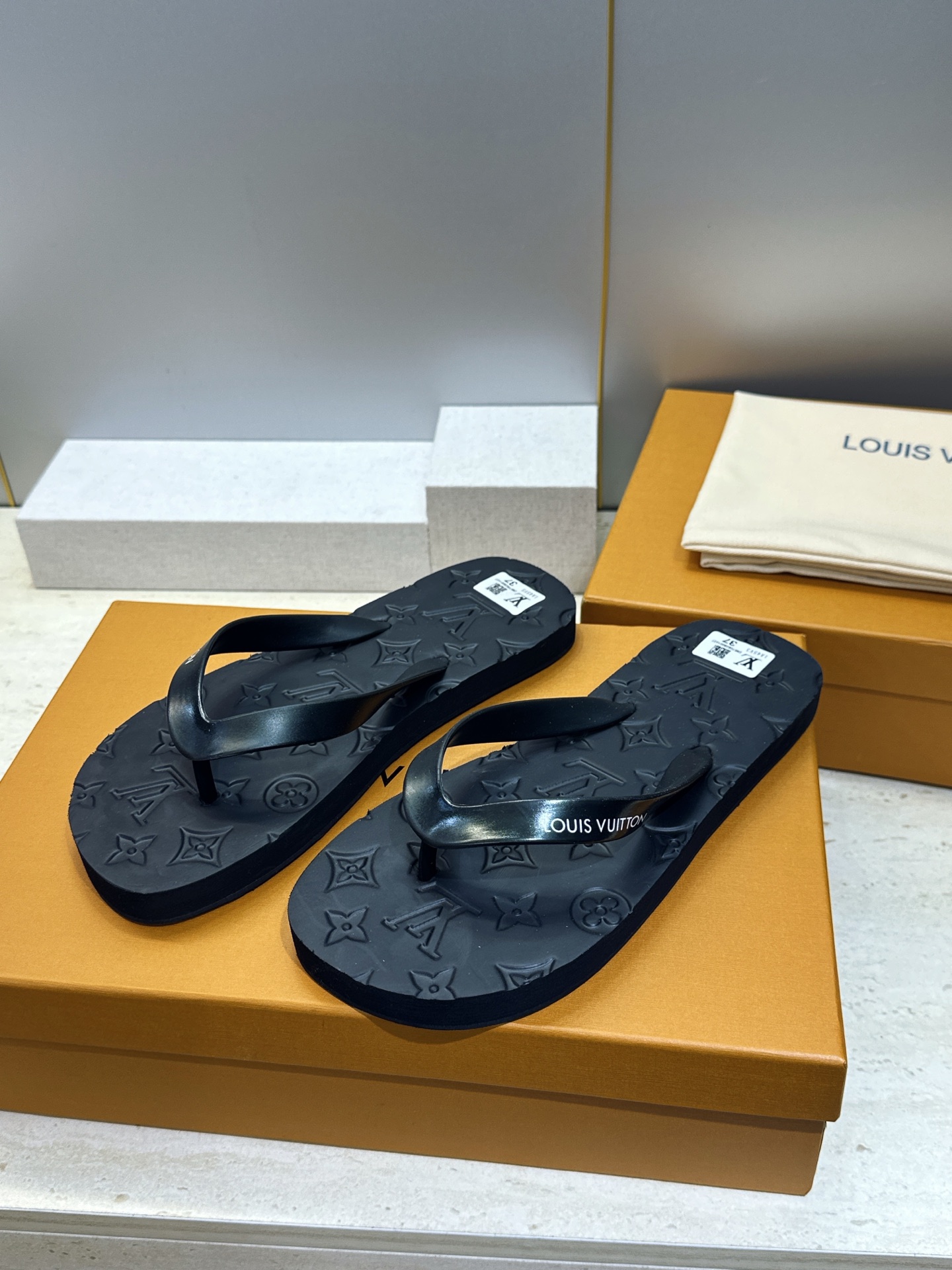 Louis Vuitton 2026春夏新款沙滩女鞋 LV 字母logo平底圆头夹趾人字拖鞋 材质：鞋面进口pvc胶片+