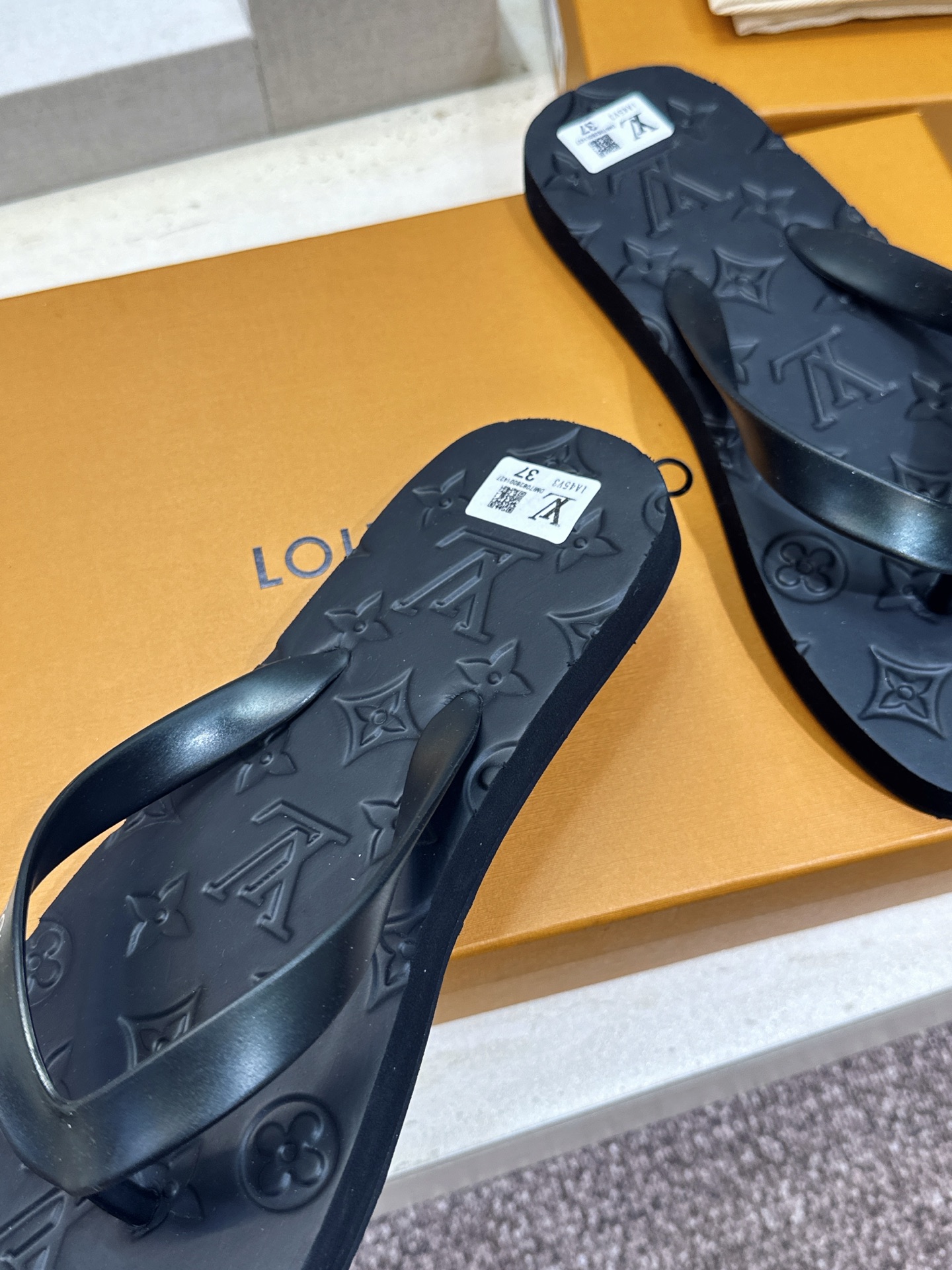 Louis Vuitton 2026春夏新款沙滩女鞋 LV 字母logo平底圆头夹趾人字拖鞋 材质：鞋面进口pvc胶片+