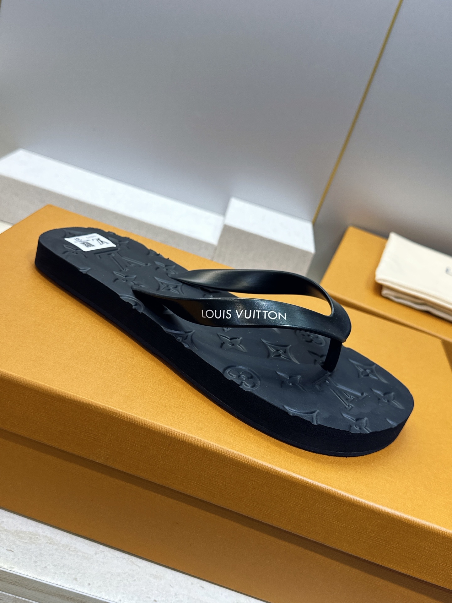 Louis Vuitton 2026春夏新款沙滩女鞋 LV 字母logo平底圆头夹趾人字拖鞋 材质：鞋面进口pvc胶片+